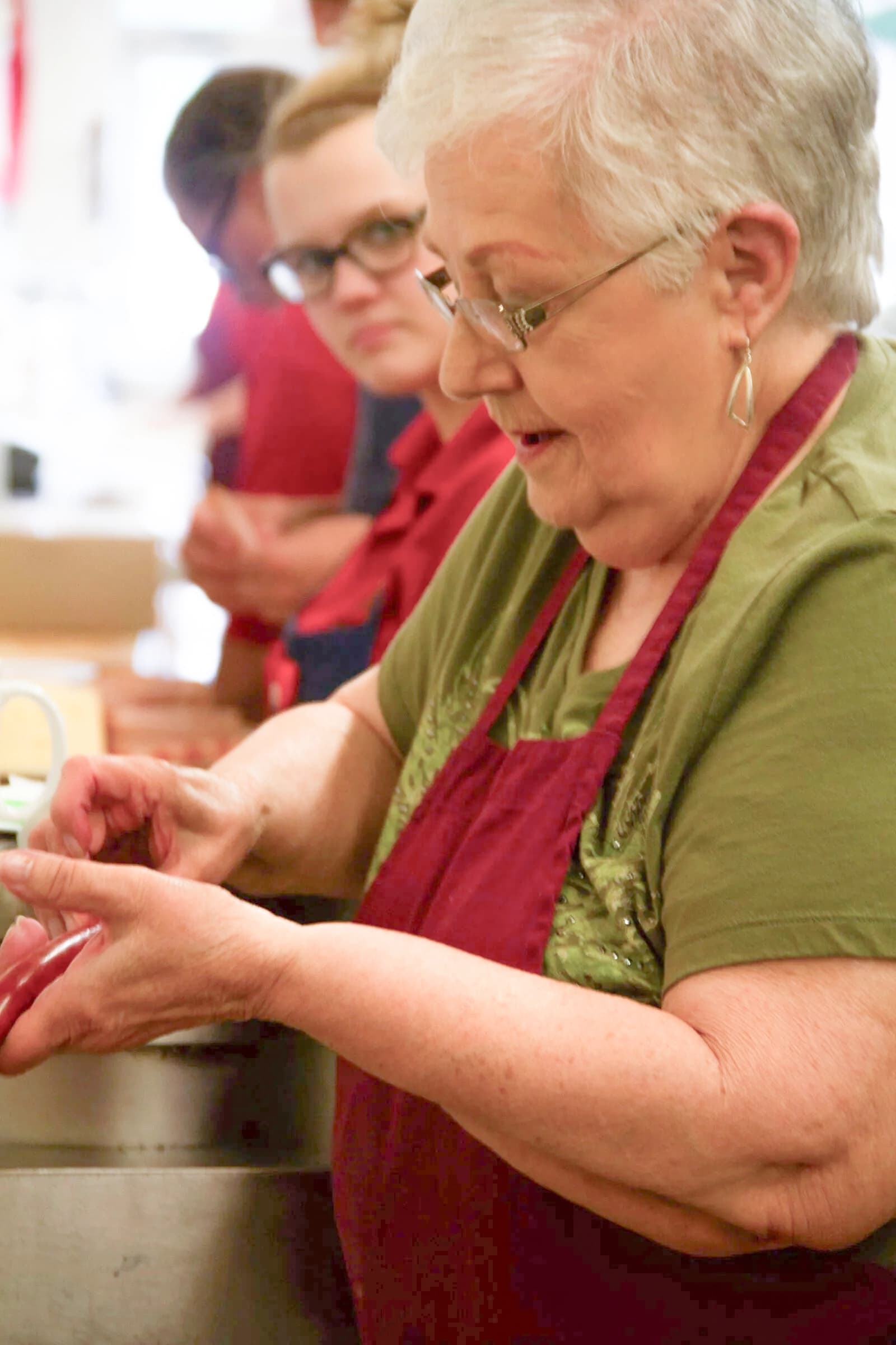 Dorothy Jaworski, the Kielbasa Queen, hand-linking sausage. She worked into her 90s